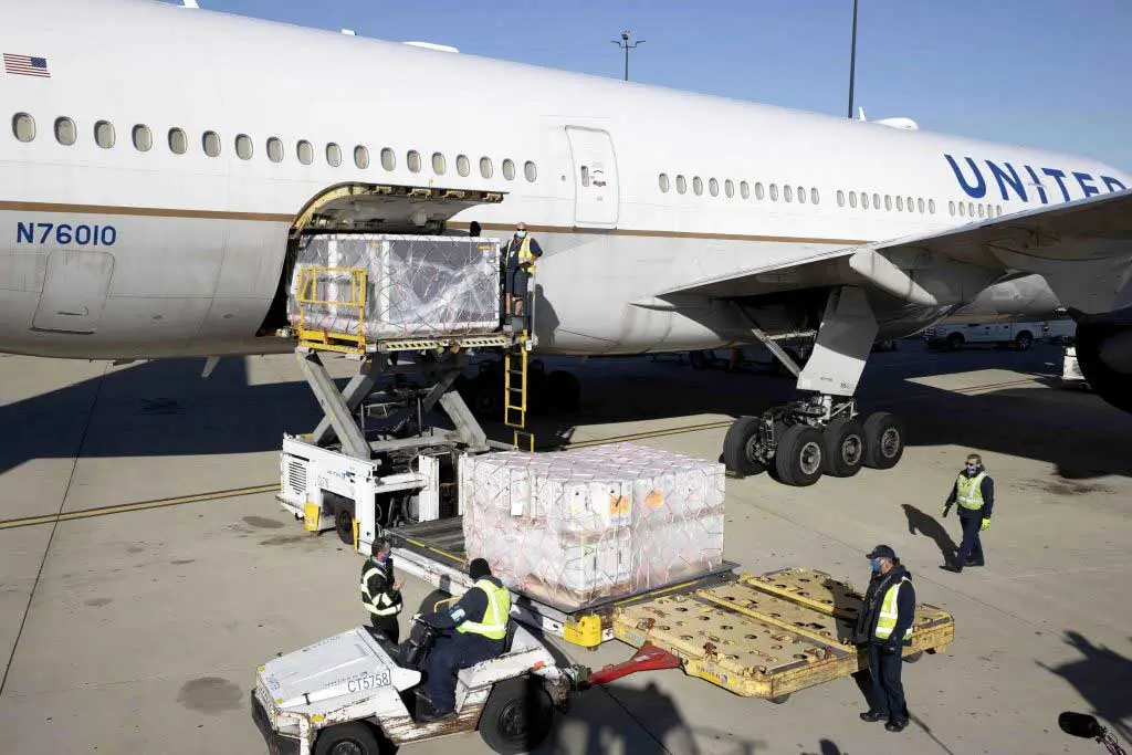 air-freight-cargo-loading 01